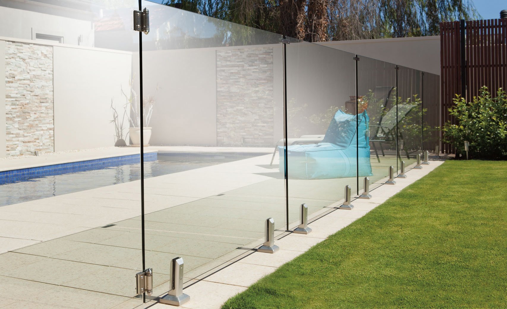 Étagère en Verre sur Mesure : maximiser l’espace avec panache ! 1 clôture en verre pour piscine